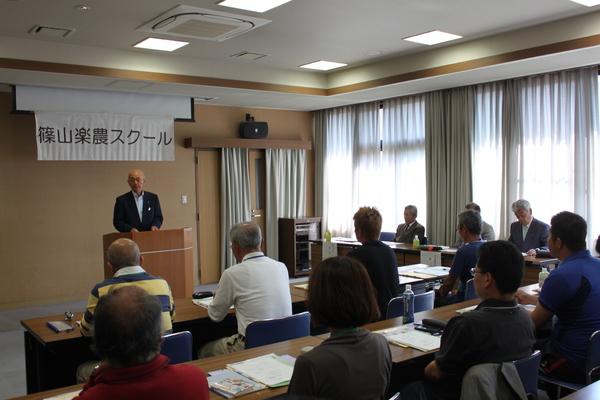 市長が教卓に立ち、篠山楽農スクールに参加された方々にお話している写真